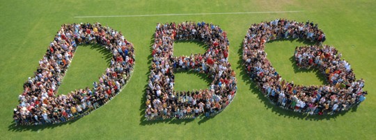 Alle SchülerInnen und LehrerInnen des DBG Oberasbach